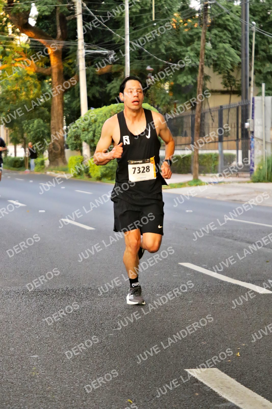 Foto de la X Carrera Leones Negros Red Cola 2026 en Rectoría General de la UdeG, Av. Juárez 976 (meta en Av. Enrique Díaz de León y Pedro Moreno), Guadalajara a las 04:59 · dorsal 7328