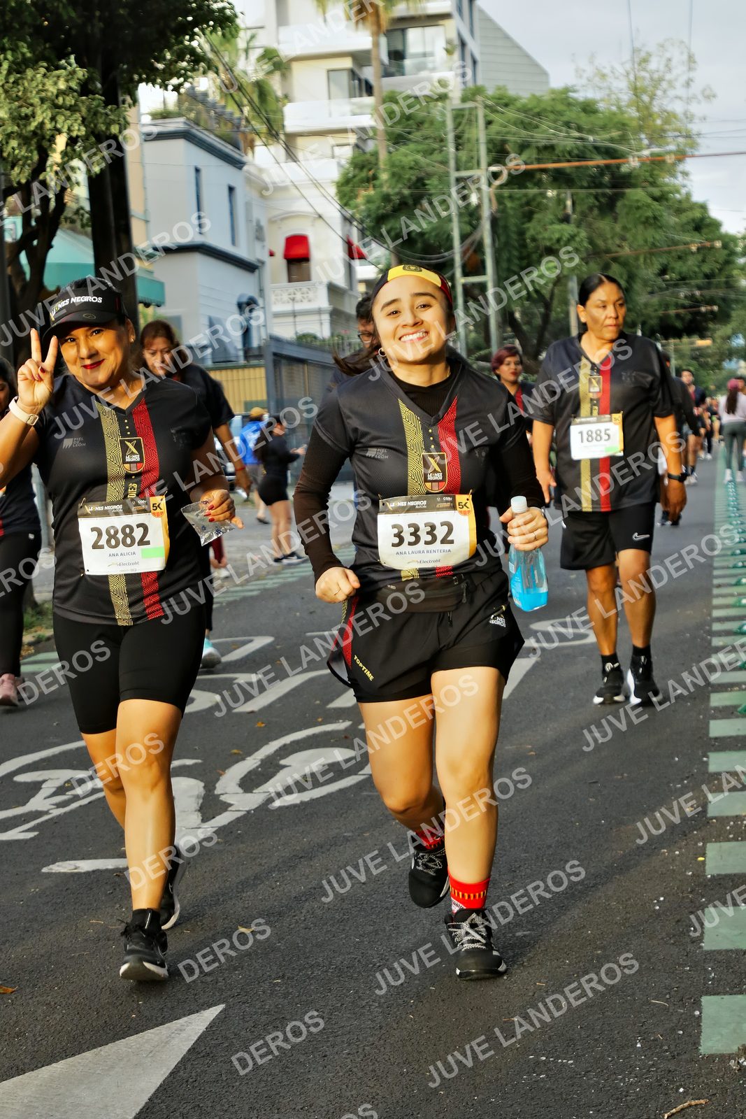 Foto de la X Carrera Leones Negros Red Cola 2026 en Rectoría General de la UdeG, Av. Juárez 976 (meta en Av. Enrique Díaz de León y Pedro Moreno), Guadalajara a las 07:22 · dorsal 3332, 2882, 1885