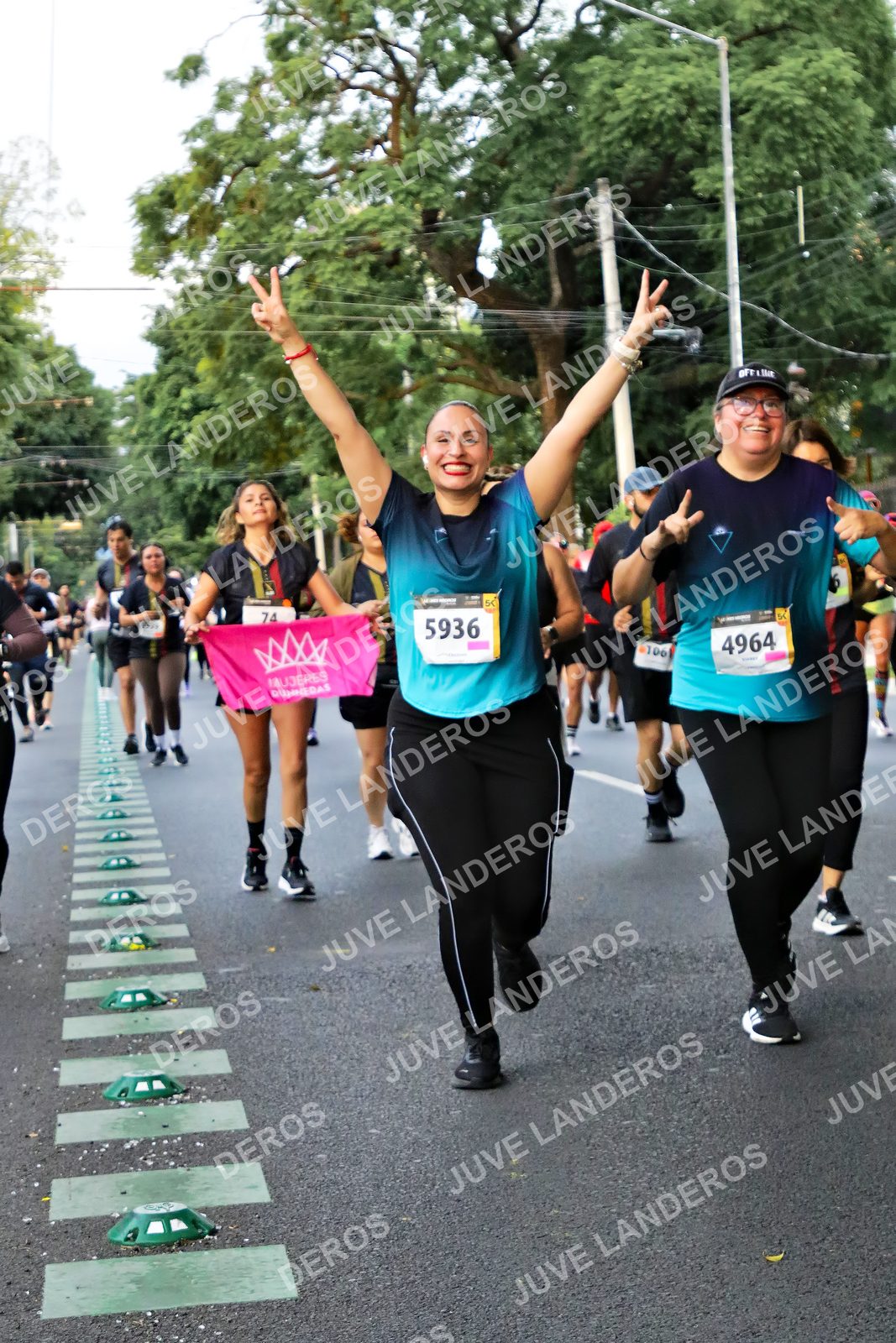Foto de la X Carrera Leones Negros Red Cola 2026 en Rectoría General de la UdeG, Av. Juárez 976 (meta en Av. Enrique Díaz de León y Pedro Moreno), Guadalajara a las 05:09 · dorsal 5936, 4964, 74, 100