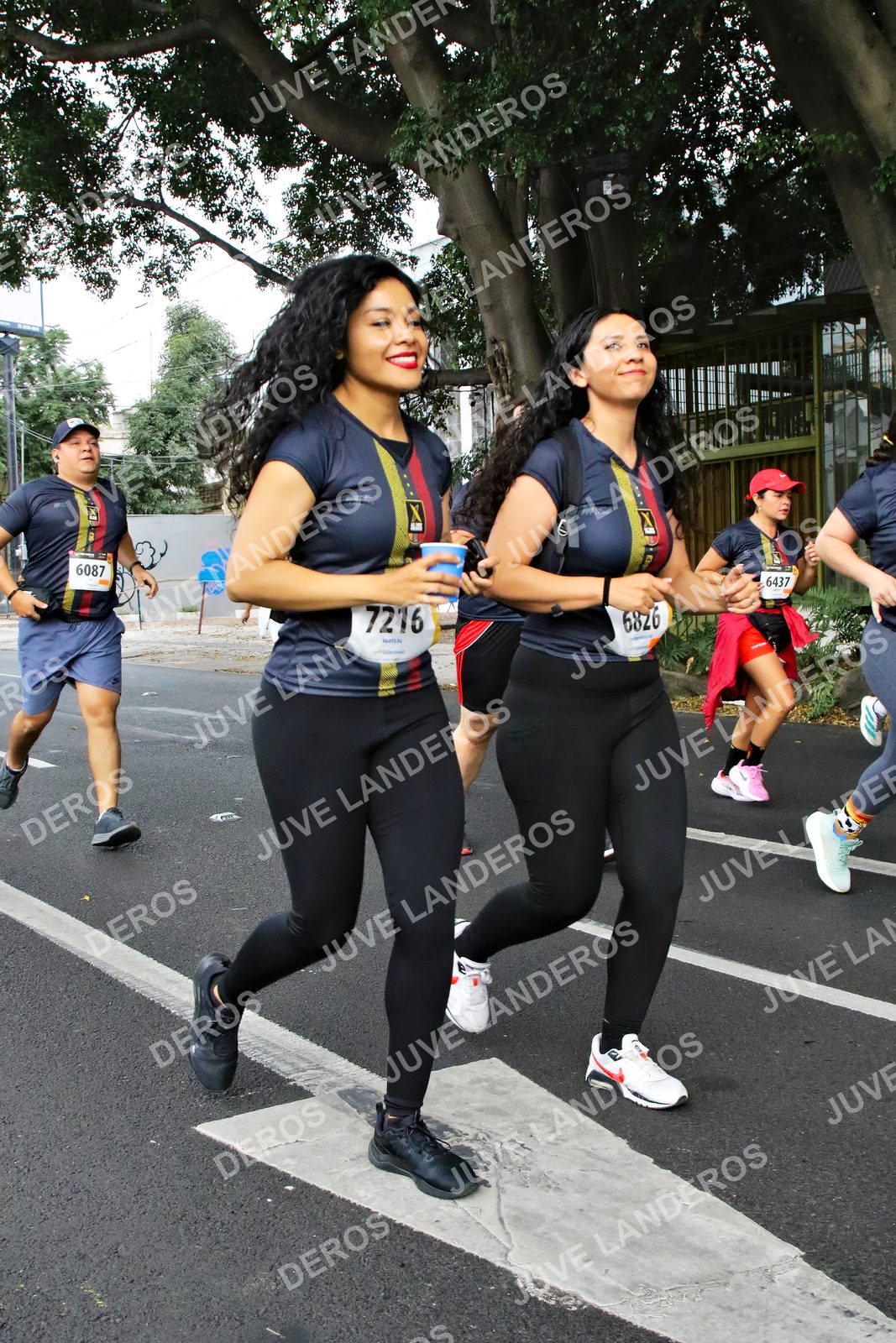 Foto de la X Carrera Leones Negros Red Cola 2026 en Rectoría General de la UdeG, Av. Juárez 976 (meta en Av. Enrique Díaz de León y Pedro Moreno), Guadalajara a las 05:12 · dorsal 7216, 6437, 6087, 6826