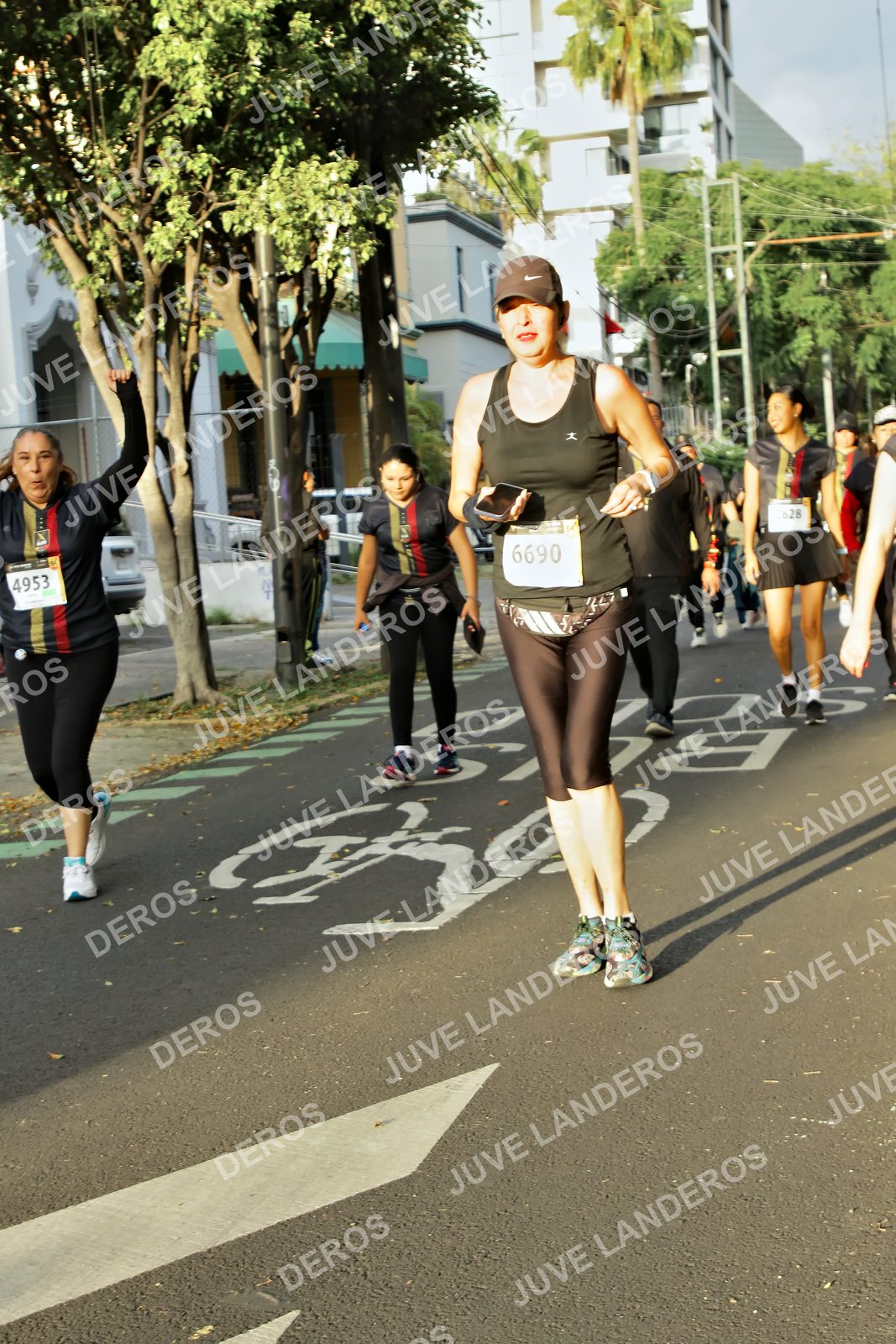 Foto de la X Carrera Leones Negros Red Cola 2026 en Rectoría General de la UdeG, Av. Juárez 976 (meta en Av. Enrique Díaz de León y Pedro Moreno), Guadalajara a las 07:31 · dorsal 6690, 4953, 628