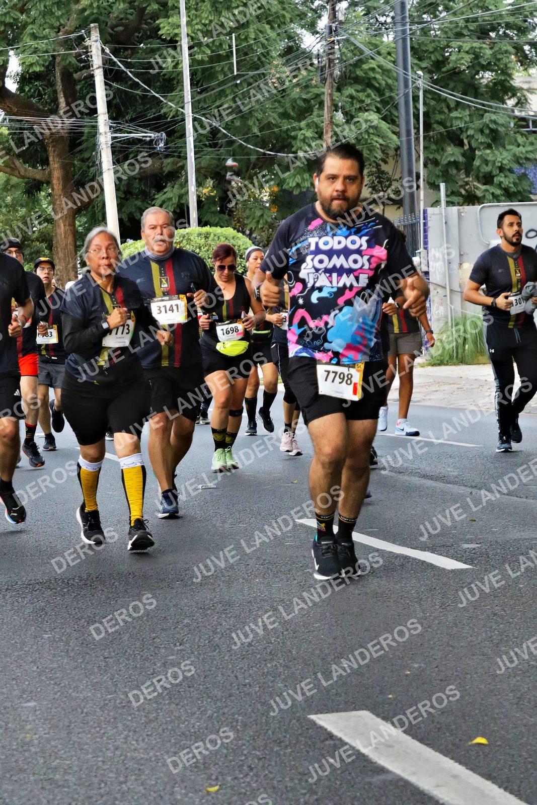 Foto de la X Carrera Leones Negros Red Cola 2026 en Rectoría General de la UdeG, Av. Juárez 976 (meta en Av. Enrique Díaz de León y Pedro Moreno), Guadalajara a las 05:09 · dorsal 7798, 3141, 1698, 773