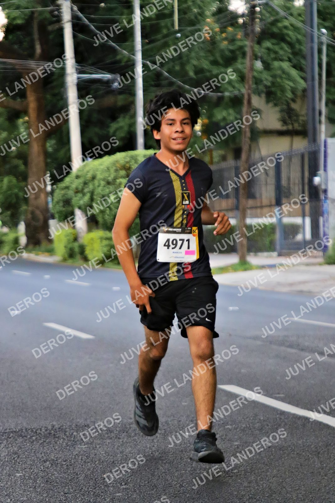 Foto de la X Carrera Leones Negros Red Cola 2026 en Rectoría General de la UdeG, Av. Juárez 976 (meta en Av. Enrique Díaz de León y Pedro Moreno), Guadalajara a las 04:58 · dorsal 4971