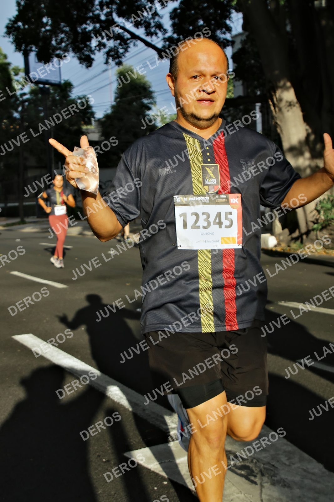 Foto de la X Carrera Leones Negros Red Cola 2026 en Rectoría General de la UdeG, Av. Juárez 976 (meta en Av. Enrique Díaz de León y Pedro Moreno), Guadalajara a las 07:51 · dorsal 12345