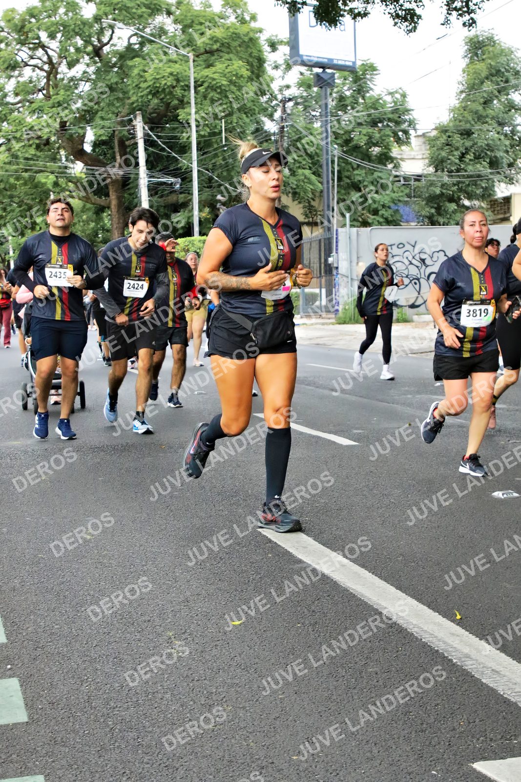 Foto de la X Carrera Leones Negros Red Cola 2026 en Rectoría General de la UdeG, Av. Juárez 976 (meta en Av. Enrique Díaz de León y Pedro Moreno), Guadalajara a las 07:15 · dorsal 3819, 2435, 2424