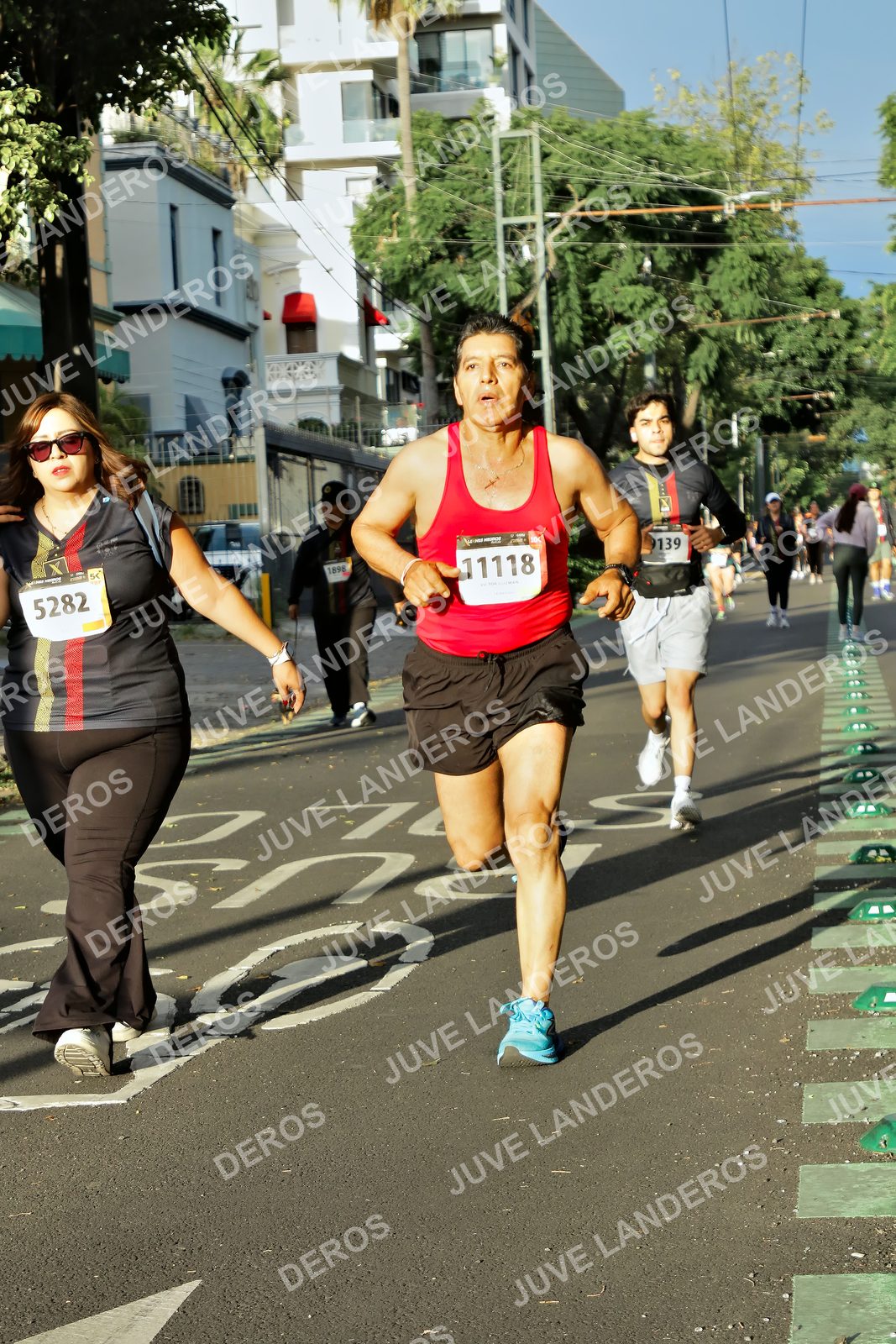 Foto de la X Carrera Leones Negros Red Cola 2026 en Rectoría General de la UdeG, Av. Juárez 976 (meta en Av. Enrique Díaz de León y Pedro Moreno), Guadalajara a las 07:43 · dorsal 5282, 139, 11118, 1898