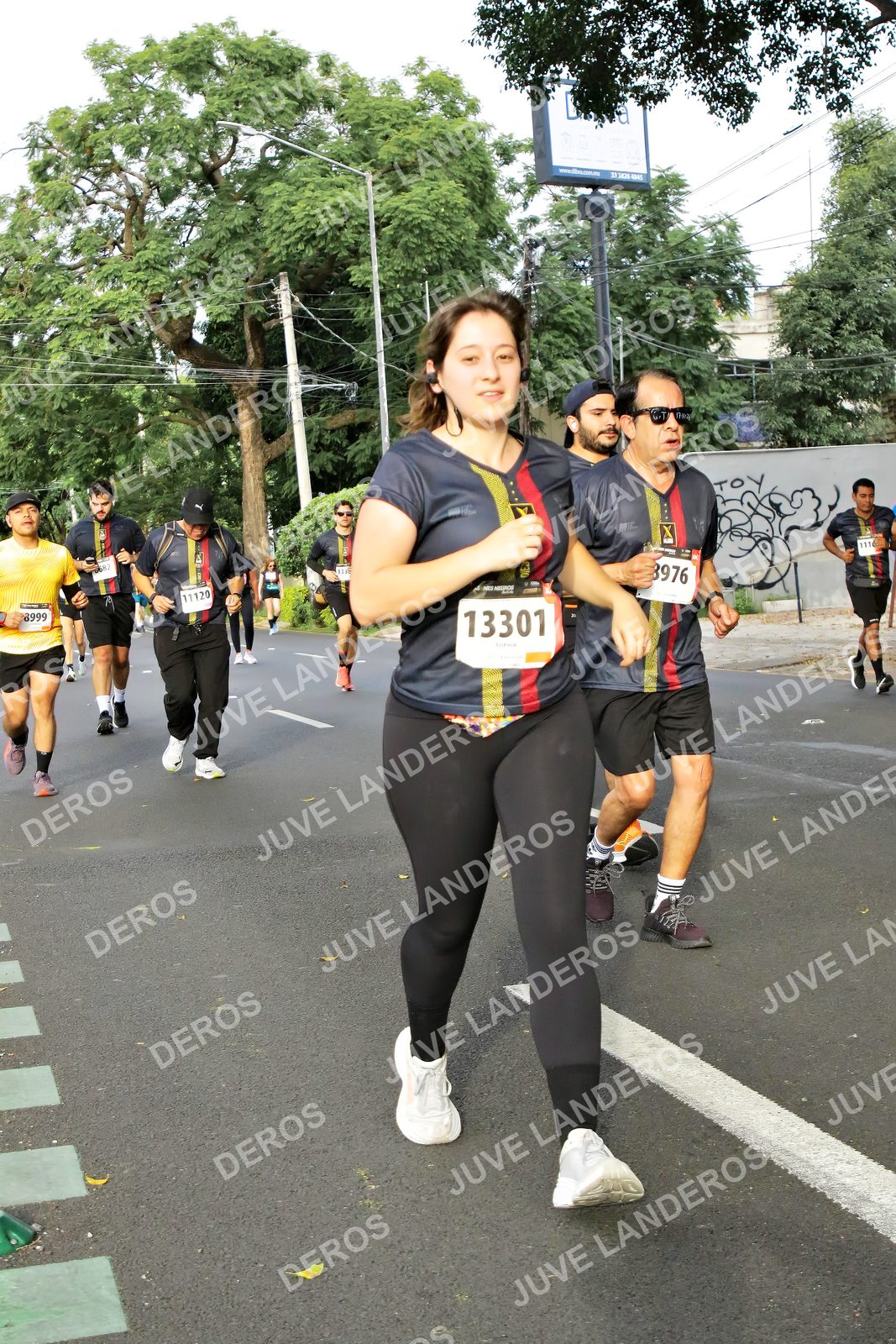 Foto de la X Carrera Leones Negros Red Cola 2026 en Rectoría General de la UdeG, Av. Juárez 976 (meta en Av. Enrique Díaz de León y Pedro Moreno), Guadalajara a las 08:07 · dorsal 13301, 11120, 8976, 1110