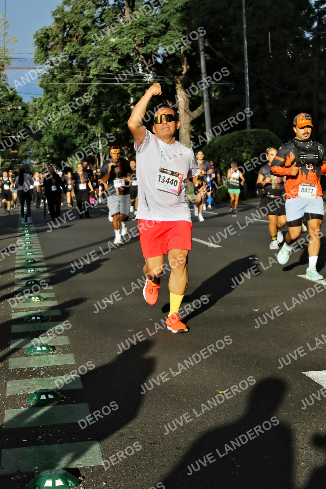 Foto de la X Carrera Leones Negros Red Cola 2026 en Rectoría General de la UdeG, Av. Juárez 976 (meta en Av. Enrique Díaz de León y Pedro Moreno), Guadalajara a las 07:50 · dorsal 13440, 8412, 12187