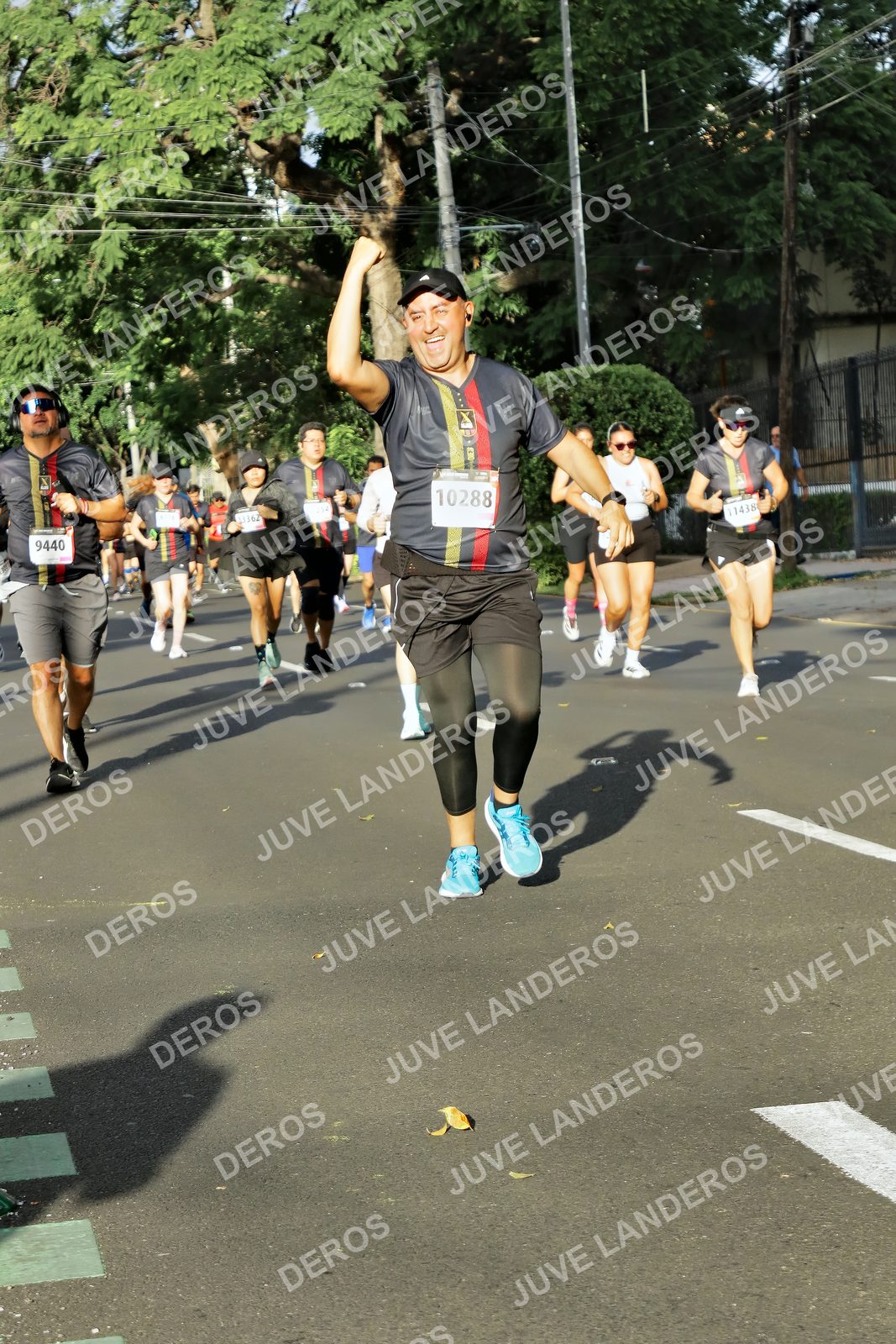 Foto de la X Carrera Leones Negros Red Cola 2026 en Rectoría General de la UdeG, Av. Juárez 976 (meta en Av. Enrique Díaz de León y Pedro Moreno), Guadalajara a las 07:56 · dorsal 9440, 10288, 11438