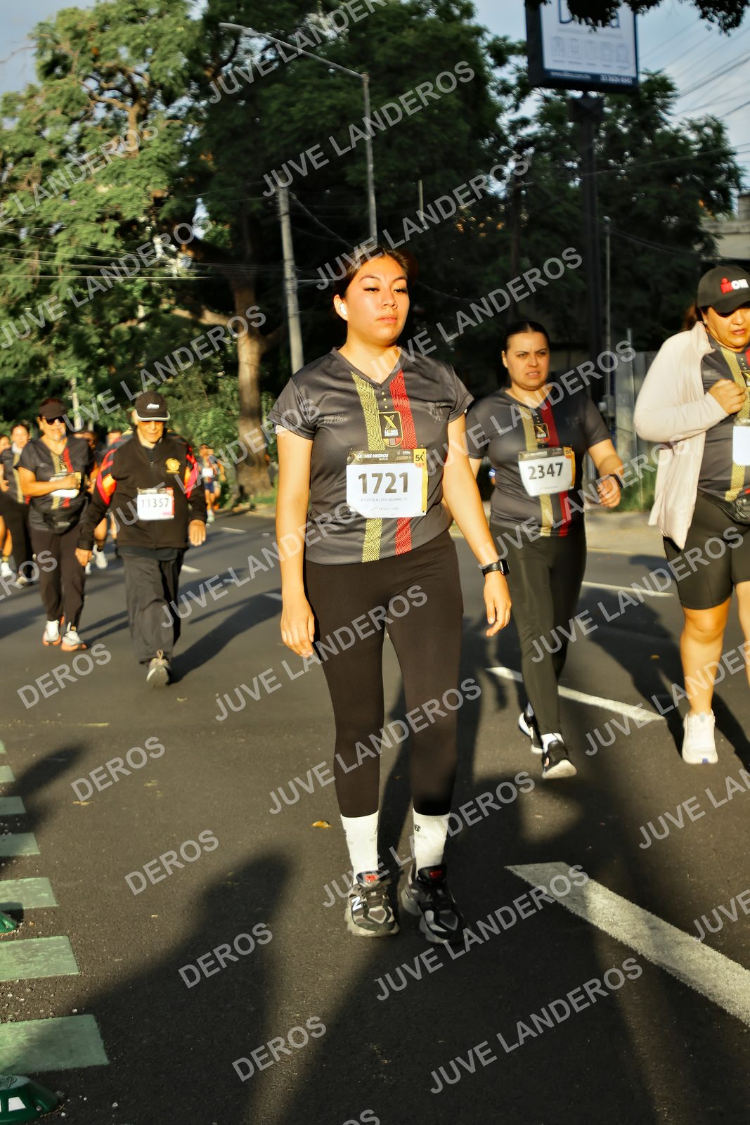 Foto de la X Carrera Leones Negros Red Cola 2026 en Rectoría General de la UdeG, Av. Juárez 976 (meta en Av. Enrique Díaz de León y Pedro Moreno), Guadalajara a las 07:29 · dorsal 1721, 2347, 11357