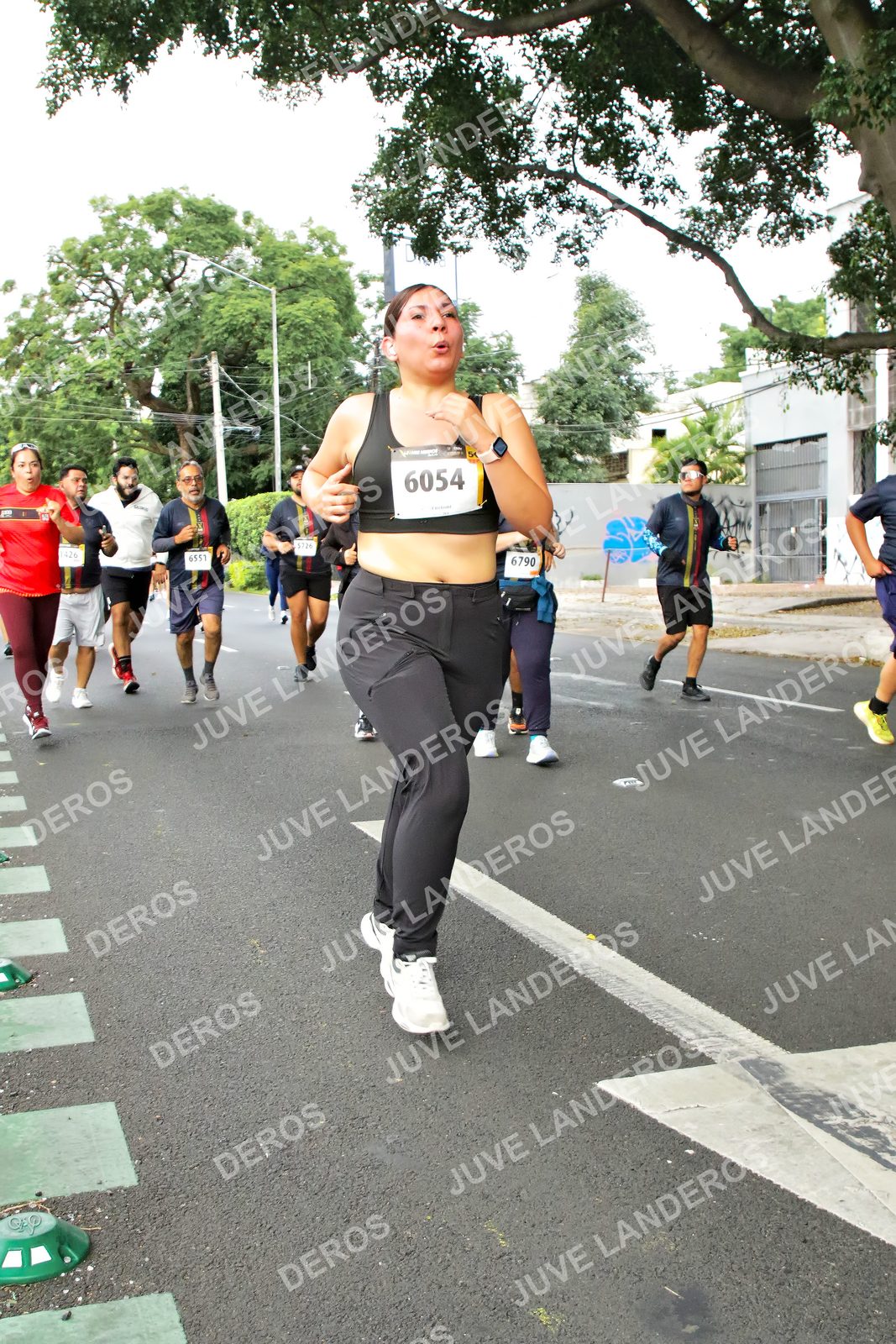 Foto de la X Carrera Leones Negros Red Cola 2026 en Rectoría General de la UdeG, Av. Juárez 976 (meta en Av. Enrique Díaz de León y Pedro Moreno), Guadalajara a las 07:17 · dorsal 6790, 6054, 6551