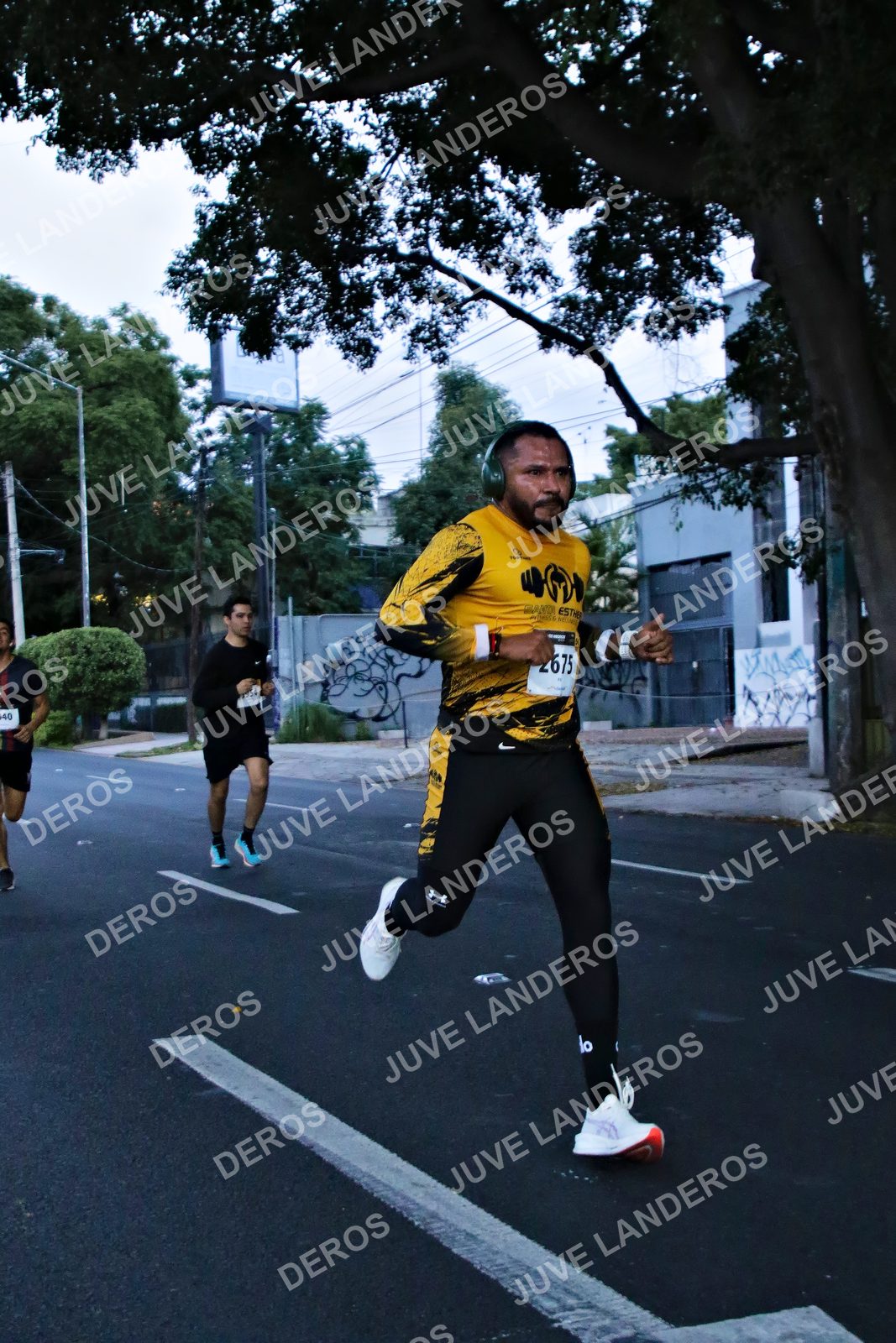 Foto de la X Carrera Leones Negros Red Cola 2026 en Rectoría General de la UdeG, Av. Juárez 976 (meta en Av. Enrique Díaz de León y Pedro Moreno), Guadalajara a las 04:53 · dorsal 40, 2675