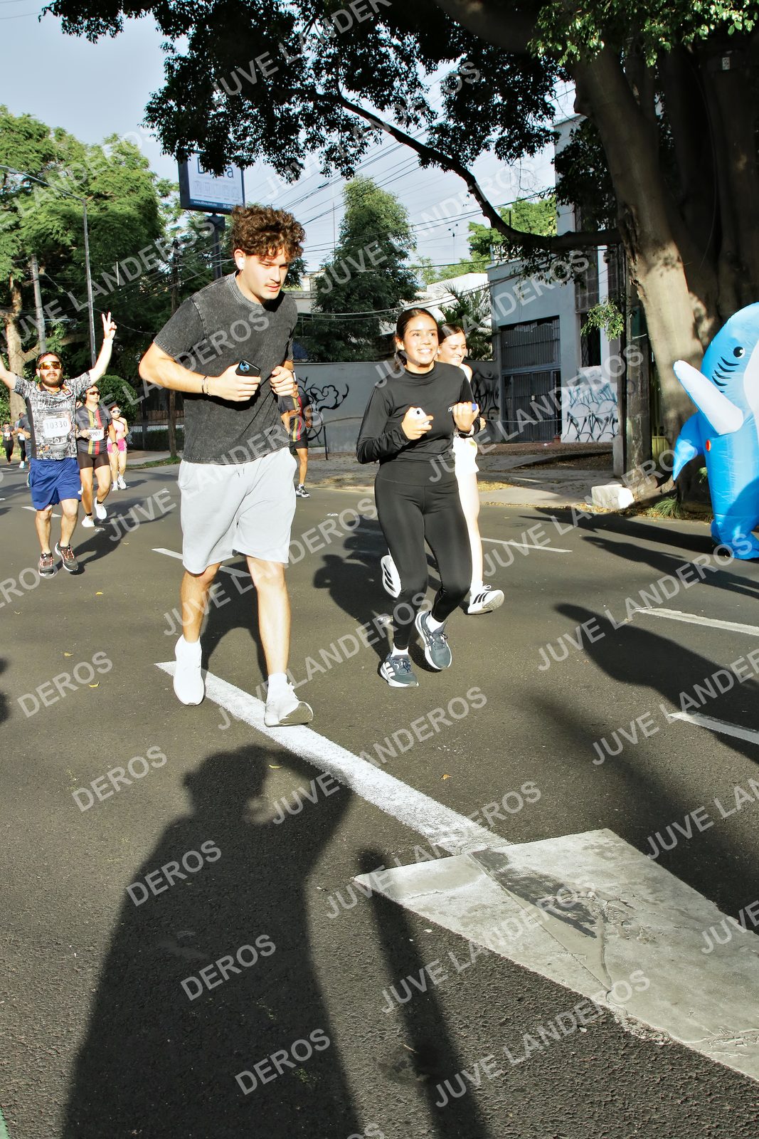 Foto de la X Carrera Leones Negros Red Cola 2026 en Rectoría General de la UdeG, Av. Juárez 976 (meta en Av. Enrique Díaz de León y Pedro Moreno), Guadalajara a las 07:59 · dorsal 10330
