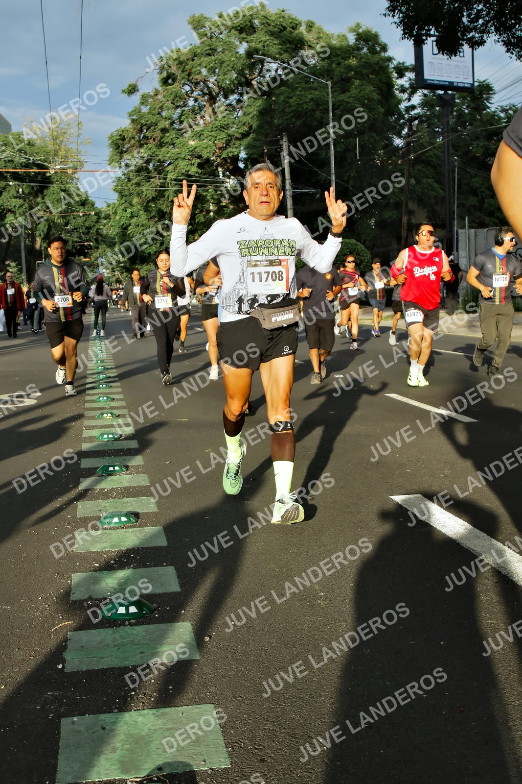 Foto de la X Carrera Leones Negros Red Cola 2026 en Rectoría General de la UdeG, Av. Juárez 976 (meta en Av. Enrique Díaz de León y Pedro Moreno), Guadalajara a las 07:39 · dorsal 11708, 5708, 12871, 5712