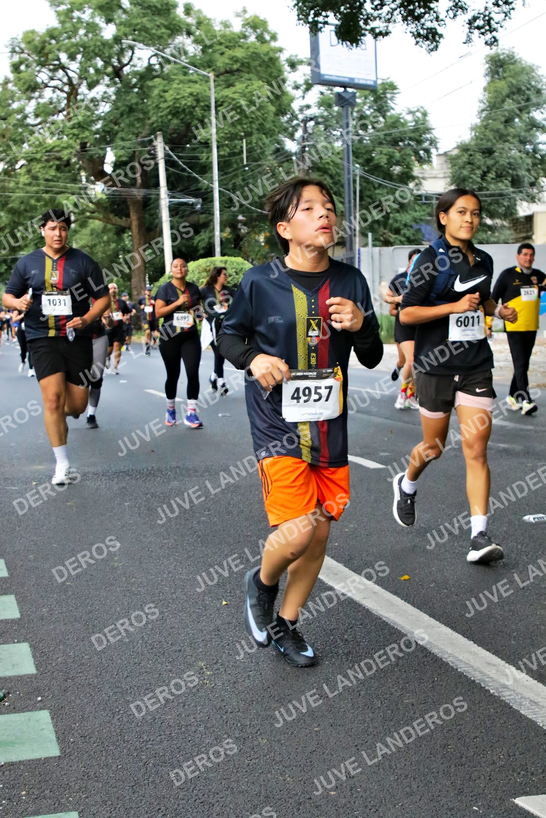 Foto de la X Carrera Leones Negros Red Cola 2026 en Rectoría General de la UdeG, Av. Juárez 976 (meta en Av. Enrique Díaz de León y Pedro Moreno), Guadalajara a las 05:10 · dorsal 4957, 6011, 1031, 6895