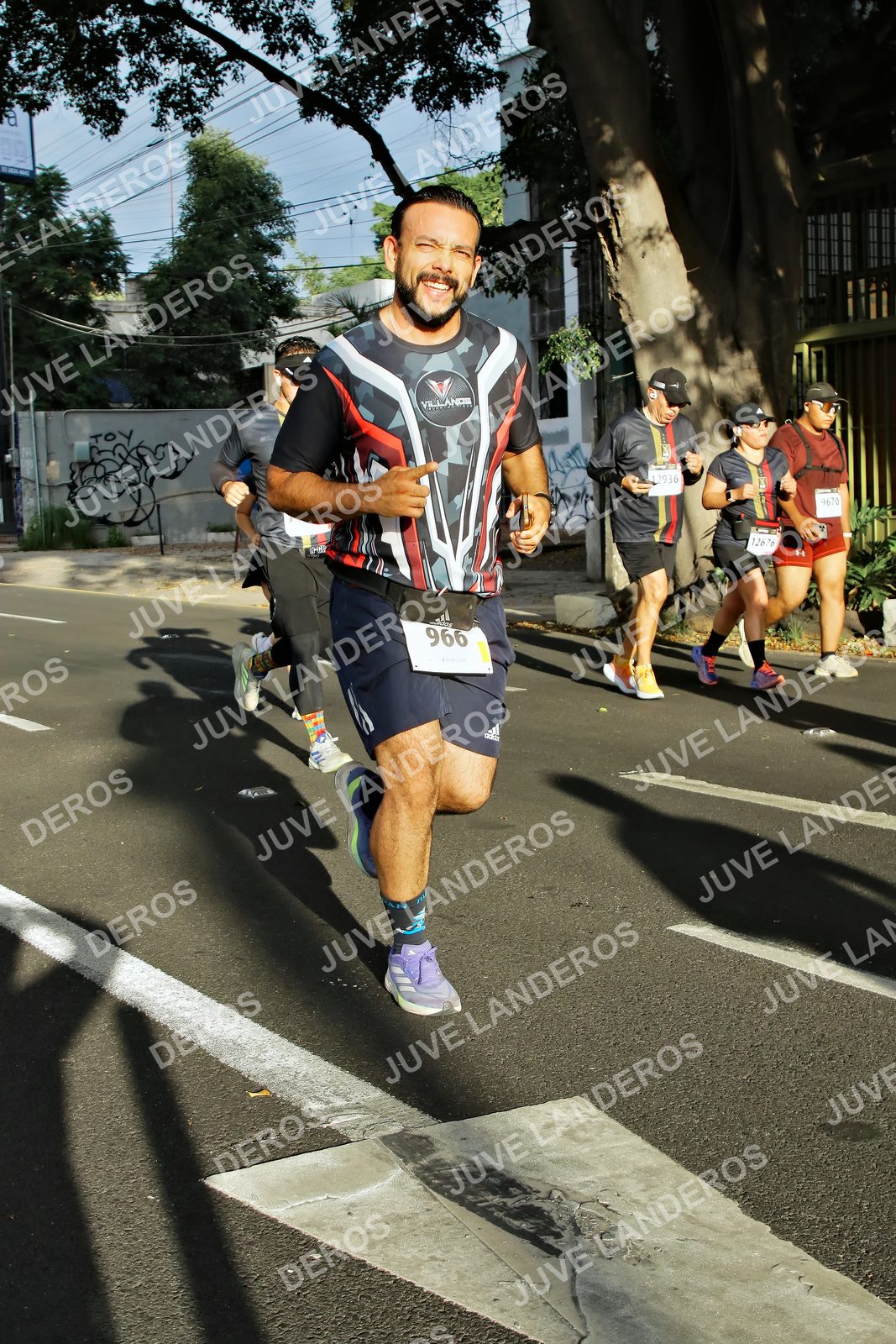 Foto de la X Carrera Leones Negros Red Cola 2026 en Rectoría General de la UdeG, Av. Juárez 976 (meta en Av. Enrique Díaz de León y Pedro Moreno), Guadalajara a las 07:46 · dorsal 966, 12676, 9670, 2936