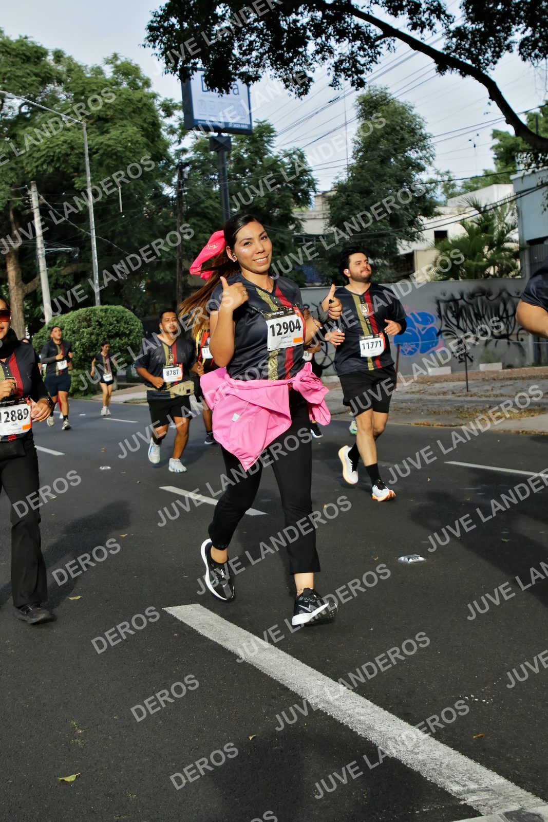 Foto de la X Carrera Leones Negros Red Cola 2026 en Rectoría General de la UdeG, Av. Juárez 976 (meta en Av. Enrique Díaz de León y Pedro Moreno), Guadalajara a las 08:04 · dorsal 12904, 11771, 8787, 2889
