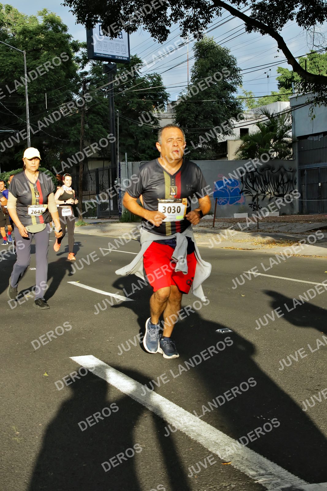 Foto de la X Carrera Leones Negros Red Cola 2026 en Rectoría General de la UdeG, Av. Juárez 976 (meta en Av. Enrique Díaz de León y Pedro Moreno), Guadalajara a las 07:42 · dorsal 3030, 2645, 10608