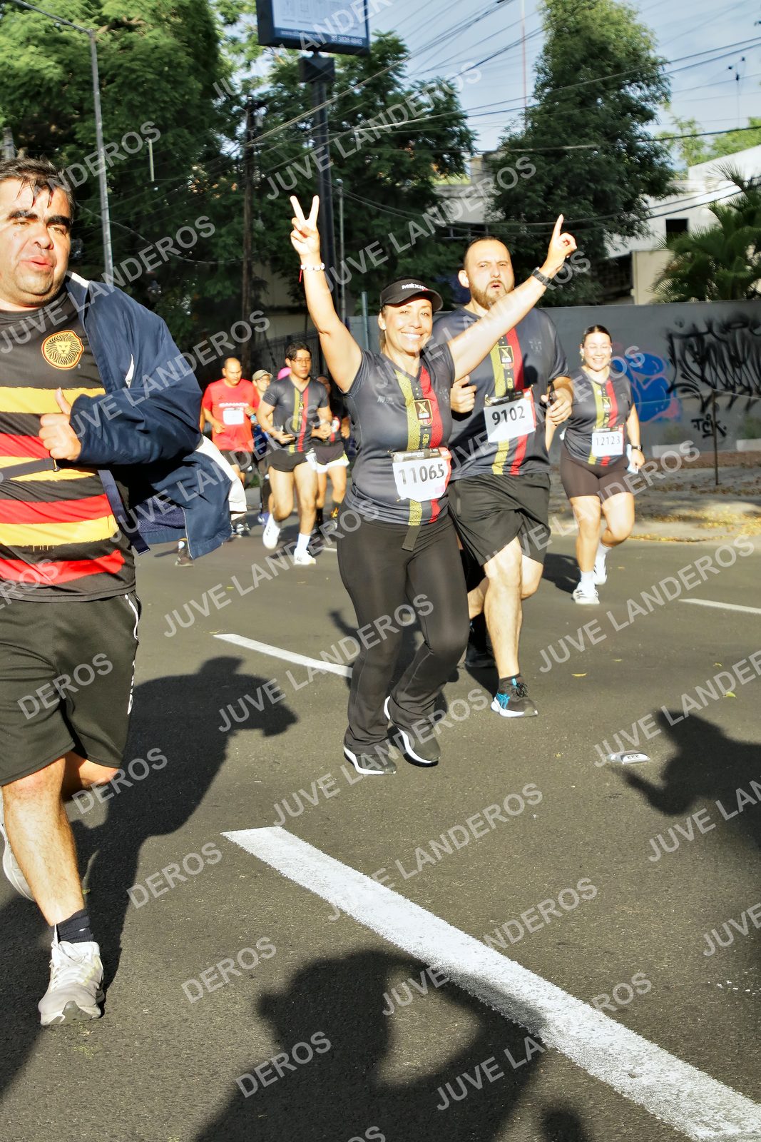 Foto de la X Carrera Leones Negros Red Cola 2026 en Rectoría General de la UdeG, Av. Juárez 976 (meta en Av. Enrique Díaz de León y Pedro Moreno), Guadalajara a las 07:55 · dorsal 9102, 11065, 12123