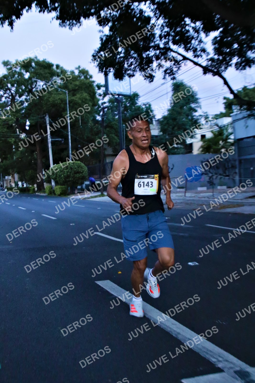 Foto de la X Carrera Leones Negros Red Cola 2026 en Rectoría General de la UdeG, Av. Juárez 976 (meta en Av. Enrique Díaz de León y Pedro Moreno), Guadalajara a las 04:50 · dorsal 6143