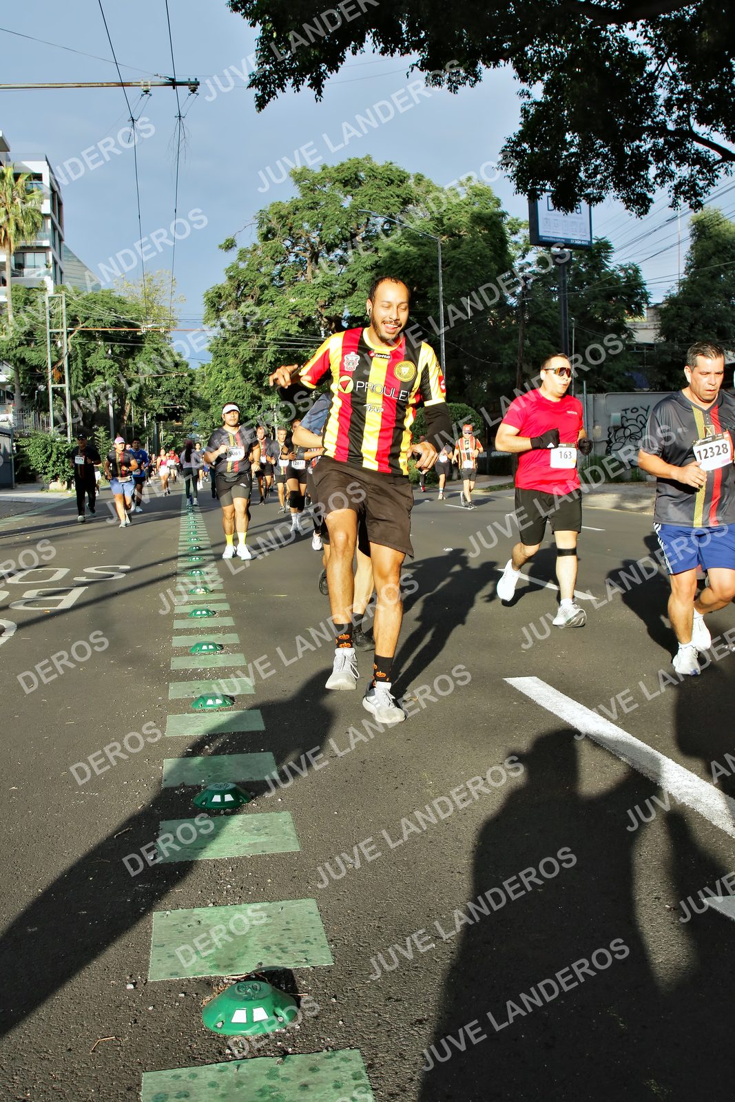 Foto de la X Carrera Leones Negros Red Cola 2026 en Rectoría General de la UdeG, Av. Juárez 976 (meta en Av. Enrique Díaz de León y Pedro Moreno), Guadalajara a las 07:51 · dorsal 163, 12328