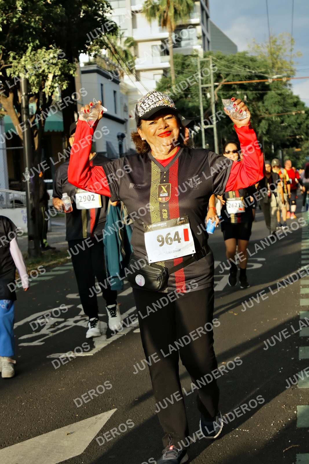 Foto de la X Carrera Leones Negros Red Cola 2026 en Rectoría General de la UdeG, Av. Juárez 976 (meta en Av. Enrique Díaz de León y Pedro Moreno), Guadalajara a las 07:31 · dorsal 964, 2902, 2621