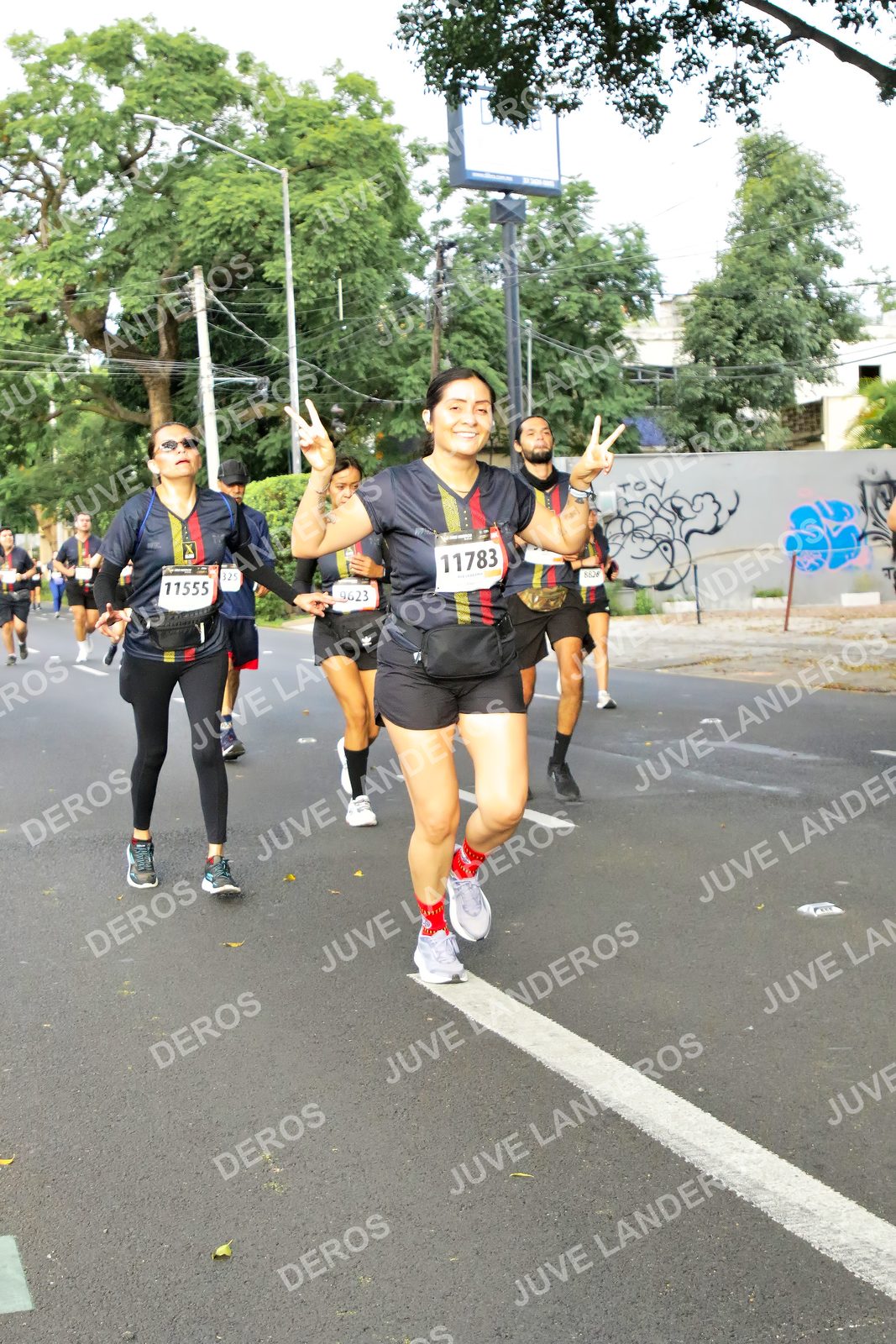 Foto de la X Carrera Leones Negros Red Cola 2026 en Rectoría General de la UdeG, Av. Juárez 976 (meta en Av. Enrique Díaz de León y Pedro Moreno), Guadalajara a las 08:08 · dorsal 11555, 11783, 325, 9623