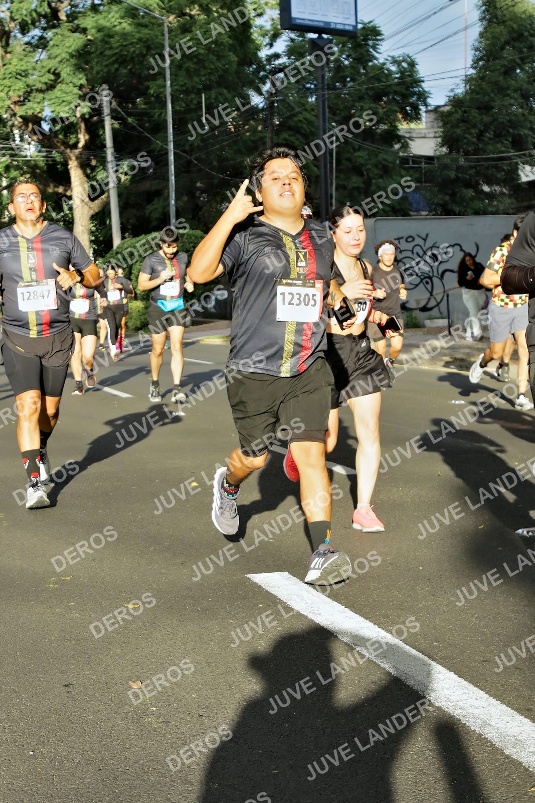 Foto de la X Carrera Leones Negros Red Cola 2026 en Rectoría General de la UdeG, Av. Juárez 976 (meta en Av. Enrique Díaz de León y Pedro Moreno), Guadalajara a las 07:49 · dorsal 12305, 12847, 80