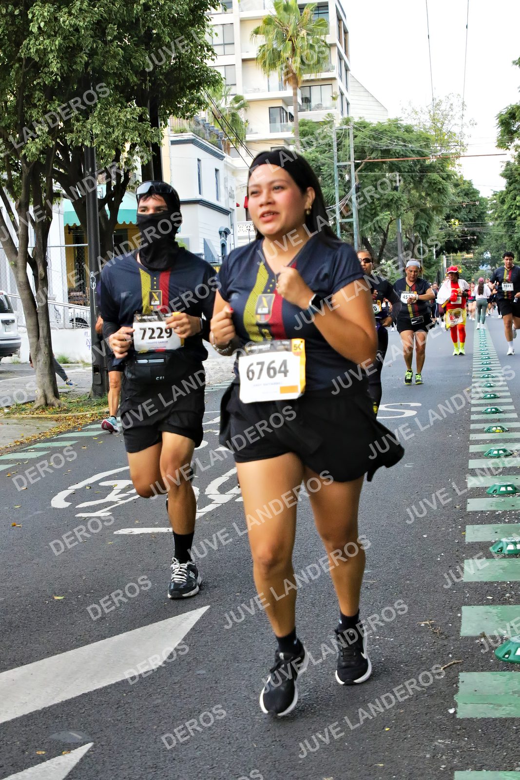 Foto de la X Carrera Leones Negros Red Cola 2026 en Rectoría General de la UdeG, Av. Juárez 976 (meta en Av. Enrique Díaz de León y Pedro Moreno), Guadalajara a las 05:10 · dorsal 6764, 7229