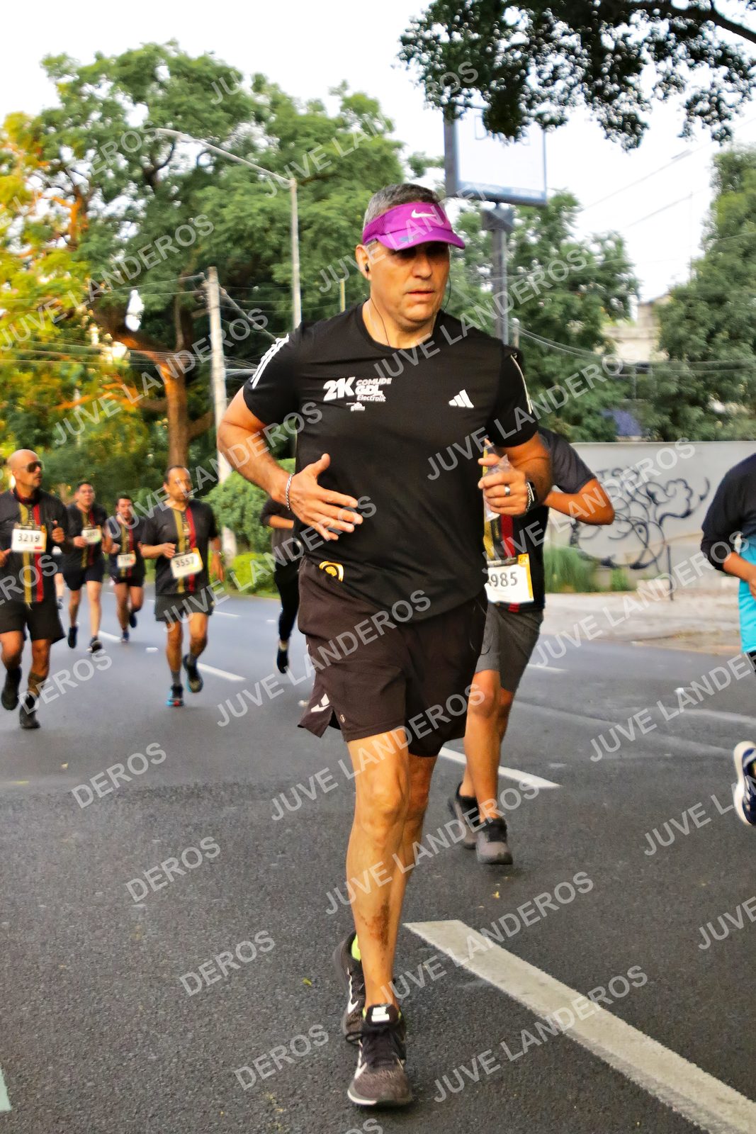 Foto de la X Carrera Leones Negros Red Cola 2026 en Rectoría General de la UdeG, Av. Juárez 976 (meta en Av. Enrique Díaz de León y Pedro Moreno), Guadalajara a las 04:59 · dorsal 985, 3219, 3557