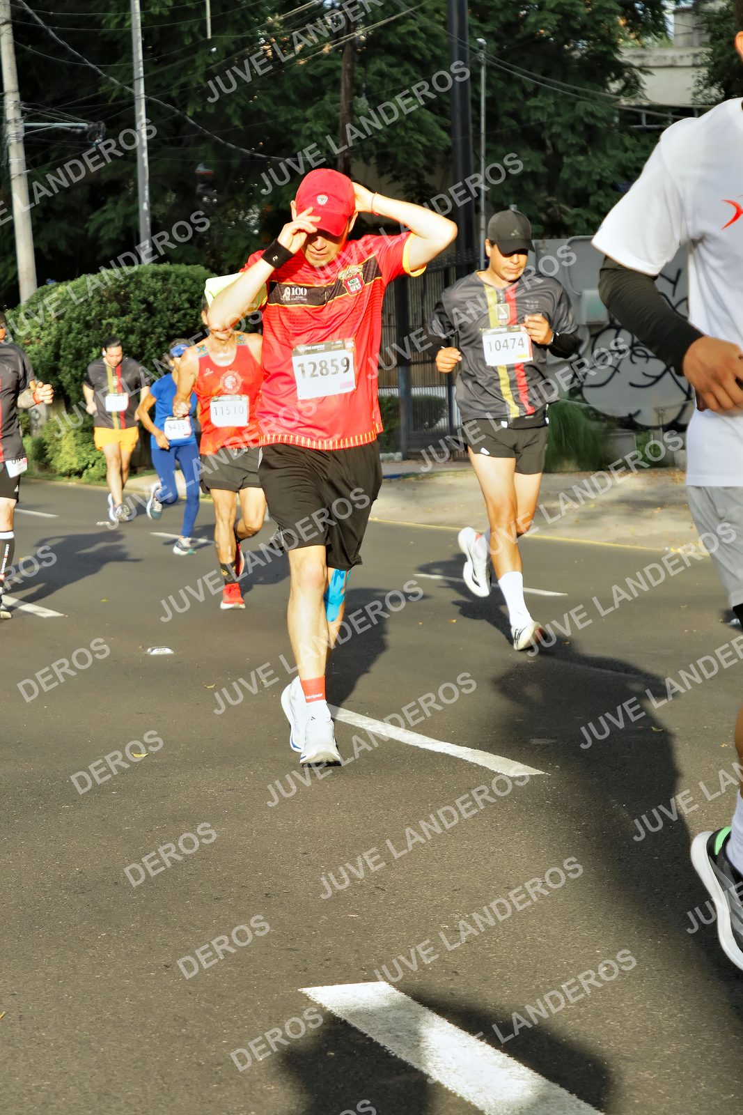 Foto de la X Carrera Leones Negros Red Cola 2026 en Rectoría General de la UdeG, Av. Juárez 976 (meta en Av. Enrique Díaz de León y Pedro Moreno), Guadalajara a las 07:40 · dorsal 12859, 10474, 11510