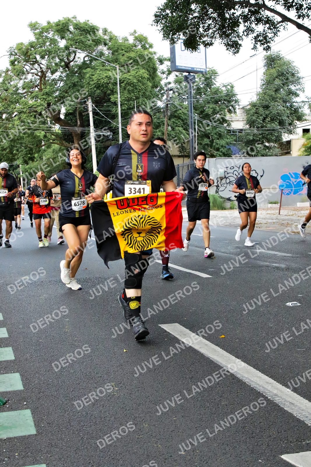 Foto de la X Carrera Leones Negros Red Cola 2026 en Rectoría General de la UdeG, Av. Juárez 976 (meta en Av. Enrique Díaz de León y Pedro Moreno), Guadalajara a las 05:10 · dorsal 3341, 1175, 6578, 6082