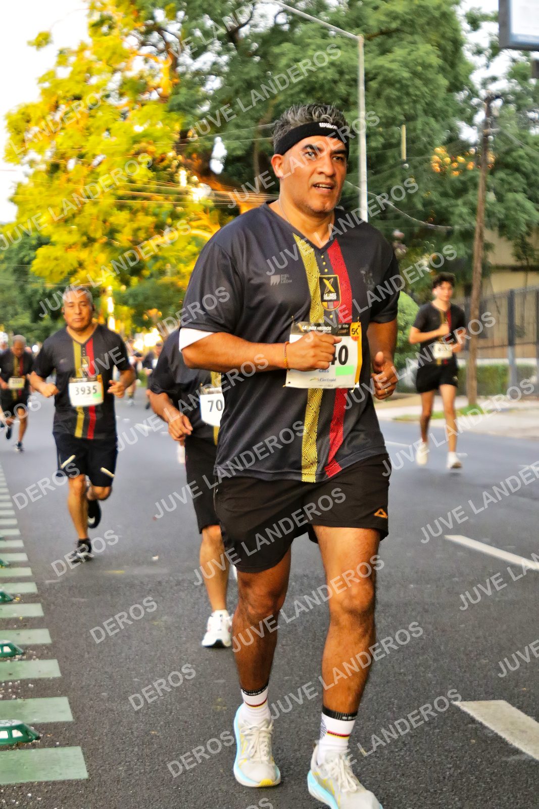 Foto de la X Carrera Leones Negros Red Cola 2026 en Rectoría General de la UdeG, Av. Juárez 976 (meta en Av. Enrique Díaz de León y Pedro Moreno), Guadalajara a las 05:01 · dorsal 70, 3935, 40
