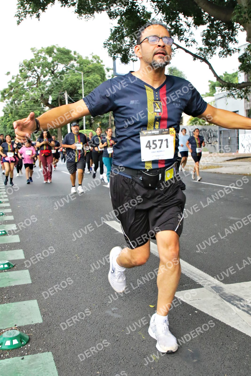 Foto de la X Carrera Leones Negros Red Cola 2026 en Rectoría General de la UdeG, Av. Juárez 976 (meta en Av. Enrique Díaz de León y Pedro Moreno), Guadalajara a las 07:16 · dorsal 4571