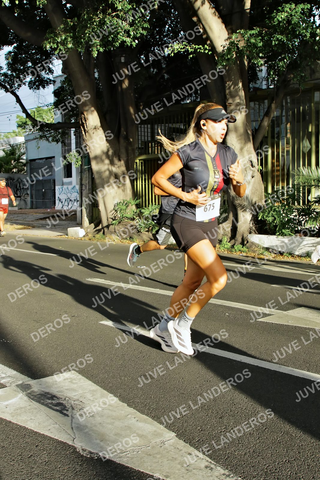 Foto de la X Carrera Leones Negros Red Cola 2026 en Rectoría General de la UdeG, Av. Juárez 976 (meta en Av. Enrique Díaz de León y Pedro Moreno), Guadalajara a las 07:46 · dorsal 675