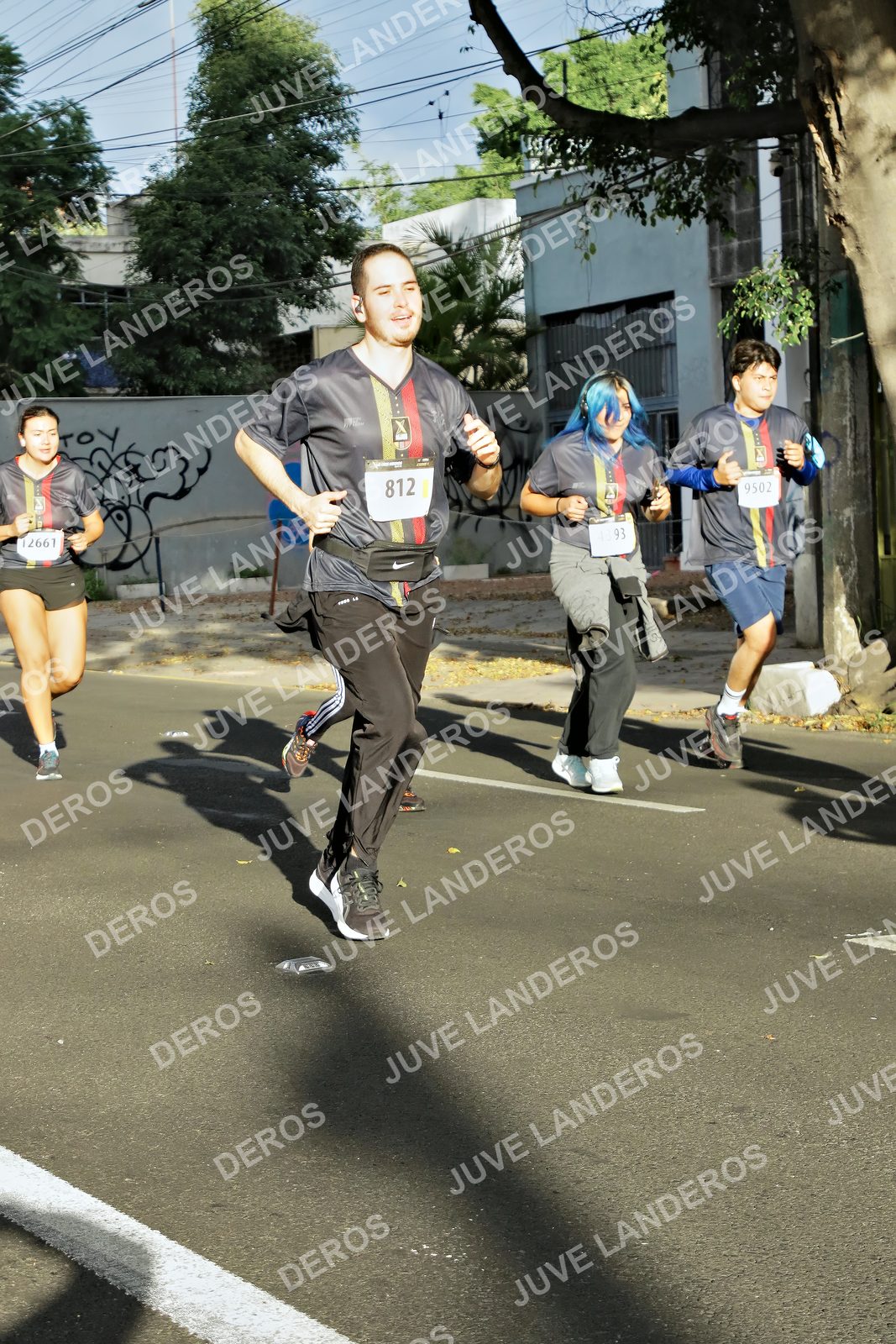 Foto de la X Carrera Leones Negros Red Cola 2026 en Rectoría General de la UdeG, Av. Juárez 976 (meta en Av. Enrique Díaz de León y Pedro Moreno), Guadalajara a las 07:51 · dorsal 812, 9502, 93