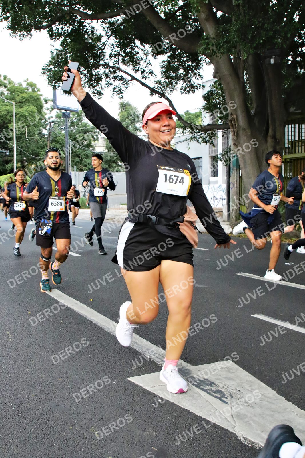 Foto de la X Carrera Leones Negros Red Cola 2026 en Rectoría General de la UdeG, Av. Juárez 976 (meta en Av. Enrique Díaz de León y Pedro Moreno), Guadalajara a las 05:13 · dorsal 1674, 6588, 1155, 7574