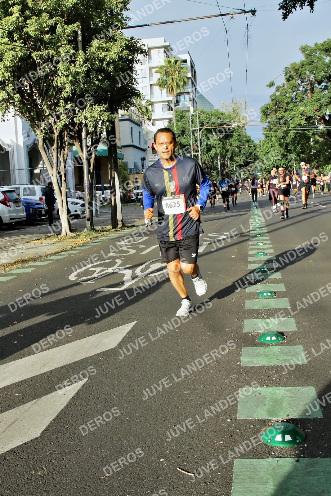 Foto de la X Carrera Leones Negros Red Cola 2026 en Rectoría General de la UdeG, Av. Juárez 976 (meta en Av. Enrique Díaz de León y Pedro Moreno), Guadalajara a las 07:59 · dorsal 8625