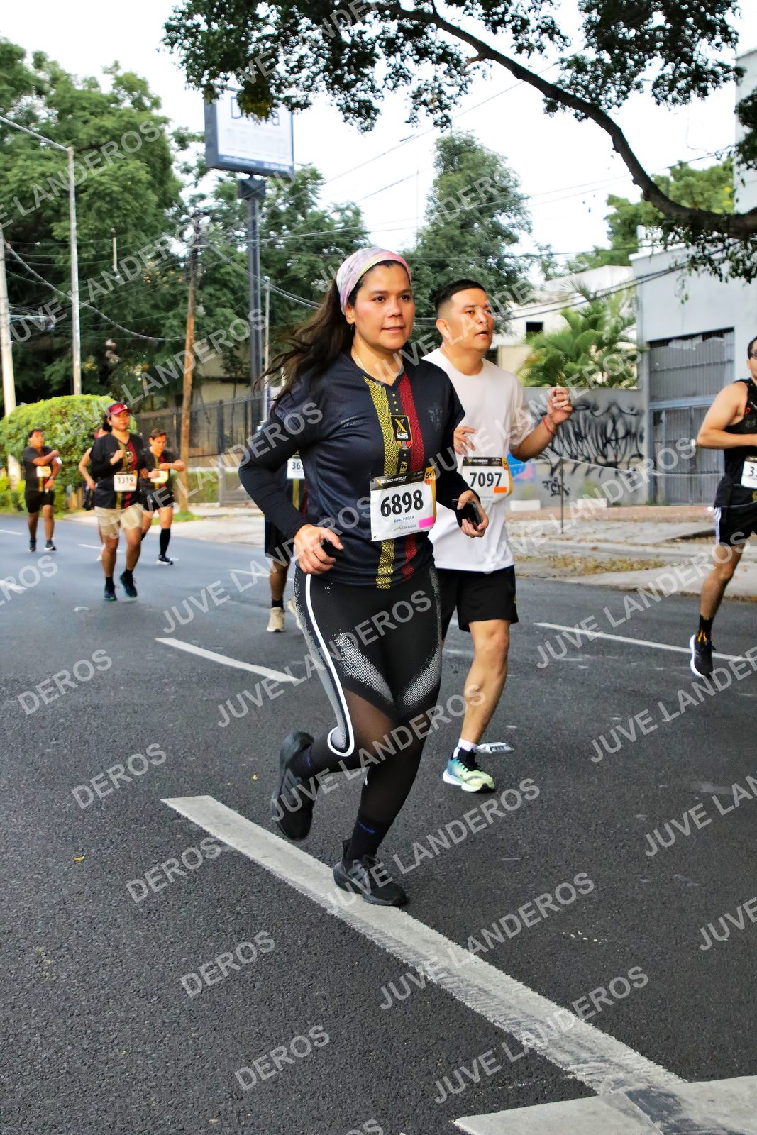 Foto de la X Carrera Leones Negros Red Cola 2026 en Rectoría General de la UdeG, Av. Juárez 976 (meta en Av. Enrique Díaz de León y Pedro Moreno), Guadalajara a las 05:08 · dorsal 7097, 6898, 1319, 36