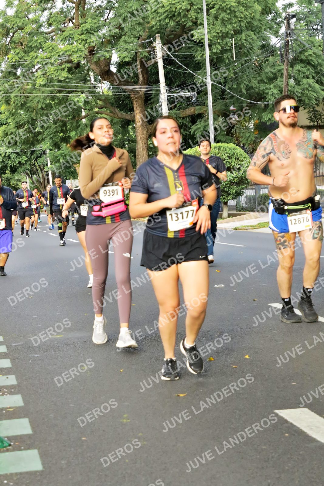 Foto de la X Carrera Leones Negros Red Cola 2026 en Rectoría General de la UdeG, Av. Juárez 976 (meta en Av. Enrique Díaz de León y Pedro Moreno), Guadalajara a las 08:08 · dorsal 9391, 13177, 12876, 82