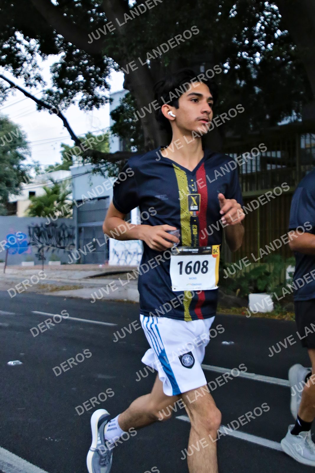 Foto de la X Carrera Leones Negros Red Cola 2026 en Rectoría General de la UdeG, Av. Juárez 976 (meta en Av. Enrique Díaz de León y Pedro Moreno), Guadalajara a las 04:55 · dorsal 1608