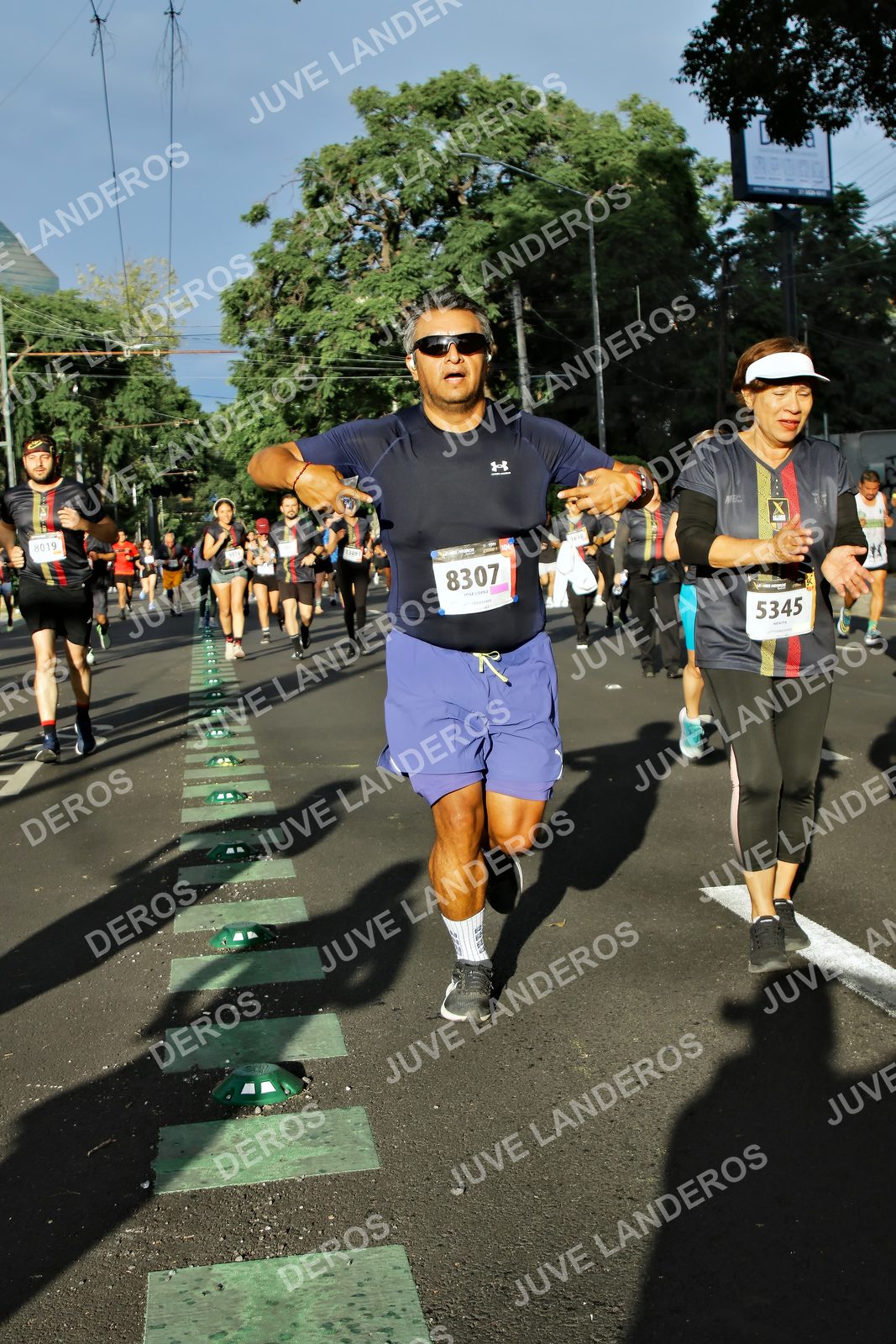 Foto de la X Carrera Leones Negros Red Cola 2026 en Rectoría General de la UdeG, Av. Juárez 976 (meta en Av. Enrique Díaz de León y Pedro Moreno), Guadalajara a las 07:50 · dorsal 8307, 5345, 8019