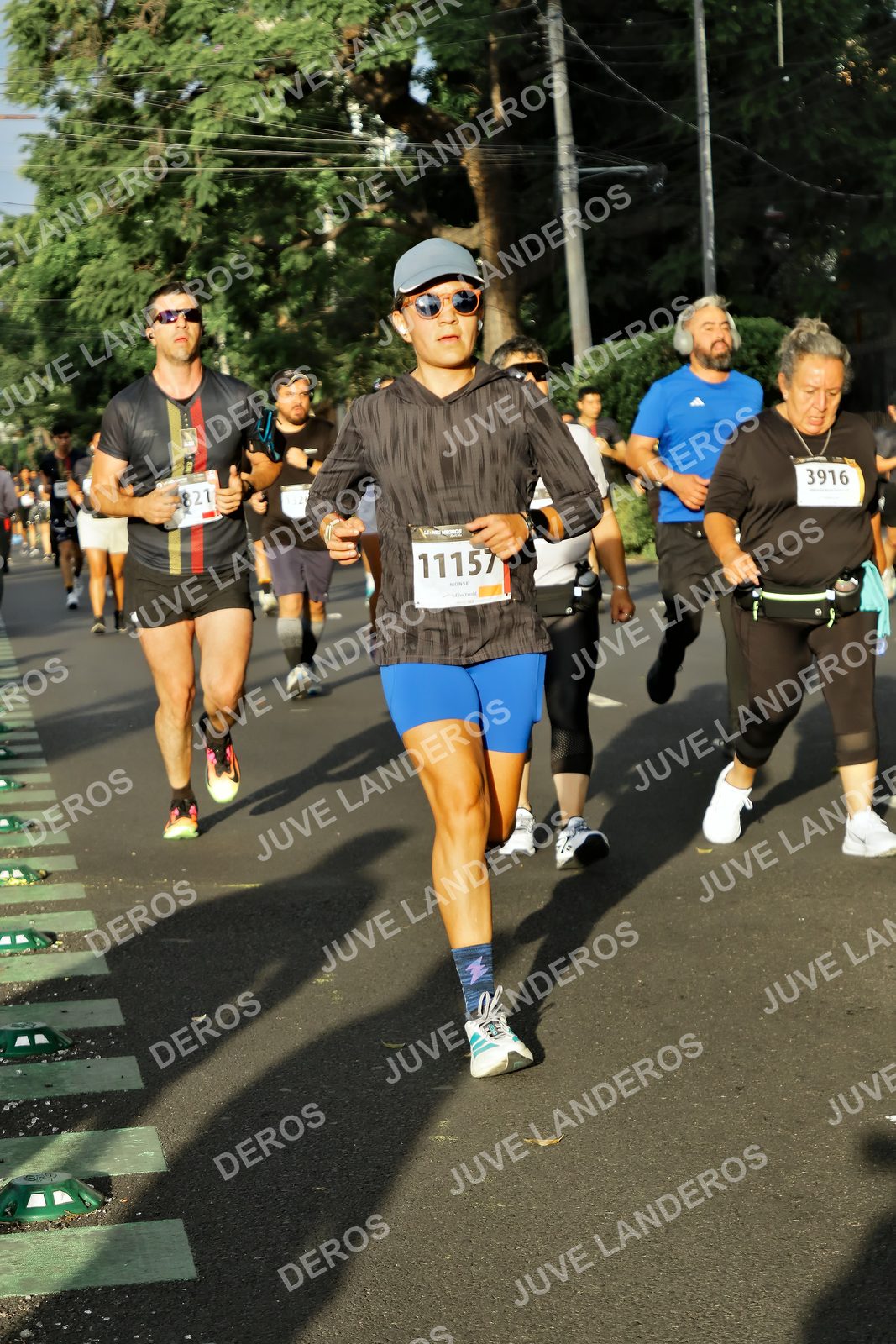 Foto de la X Carrera Leones Negros Red Cola 2026 en Rectoría General de la UdeG, Av. Juárez 976 (meta en Av. Enrique Díaz de León y Pedro Moreno), Guadalajara a las 07:37 · dorsal 11157, 3916, 821
