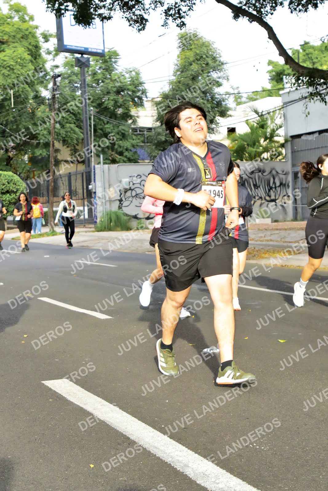 Foto de la X Carrera Leones Negros Red Cola 2026 en Rectoría General de la UdeG, Av. Juárez 976 (meta en Av. Enrique Díaz de León y Pedro Moreno), Guadalajara a las 08:10 · dorsal 1945