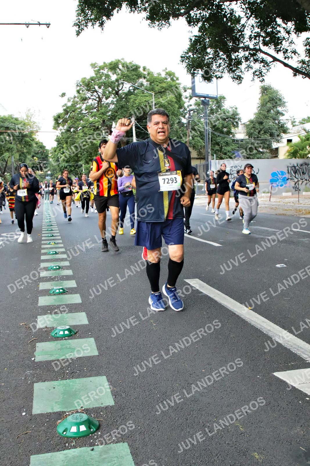 Foto de la X Carrera Leones Negros Red Cola 2026 en Rectoría General de la UdeG, Av. Juárez 976 (meta en Av. Enrique Díaz de León y Pedro Moreno), Guadalajara a las 05:13 · dorsal 7293, 3939, 7164