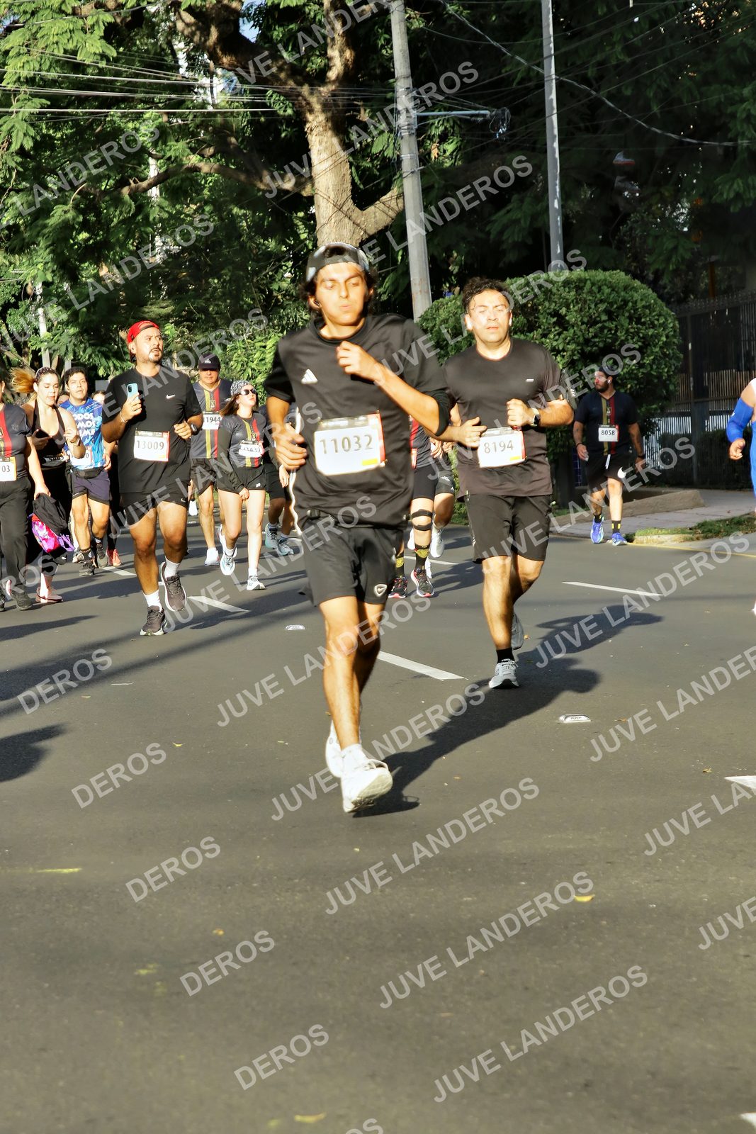 Foto de la X Carrera Leones Negros Red Cola 2026 en Rectoría General de la UdeG, Av. Juárez 976 (meta en Av. Enrique Díaz de León y Pedro Moreno), Guadalajara a las 07:50 · dorsal 11032, 8194, 13009, 8058