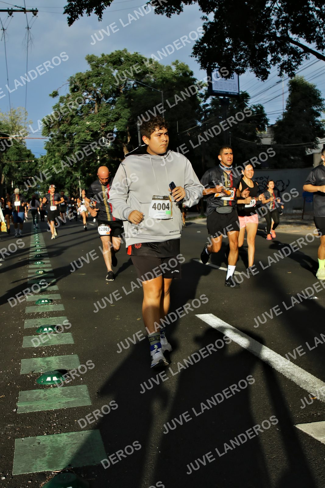 Foto de la X Carrera Leones Negros Red Cola 2026 en Rectoría General de la UdeG, Av. Juárez 976 (meta en Av. Enrique Díaz de León y Pedro Moreno), Guadalajara a las 07:44 · dorsal 4004