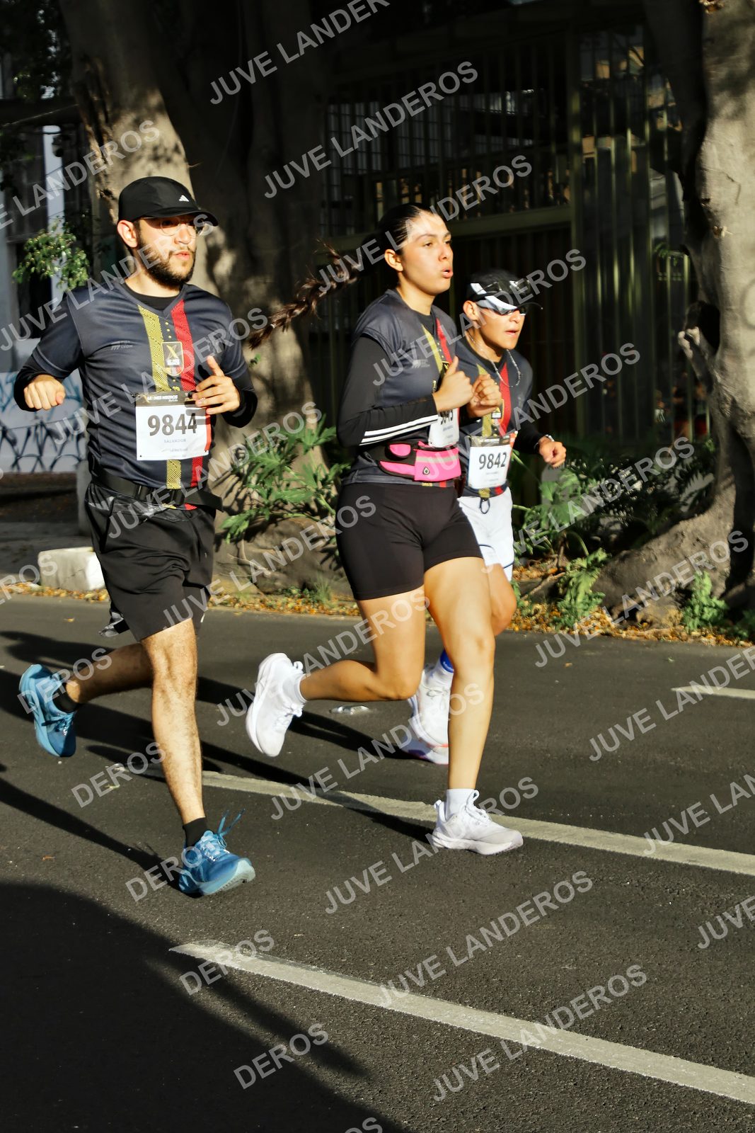 Foto de la X Carrera Leones Negros Red Cola 2026 en Rectoría General de la UdeG, Av. Juárez 976 (meta en Av. Enrique Díaz de León y Pedro Moreno), Guadalajara a las 07:56 · dorsal 9844, 9842