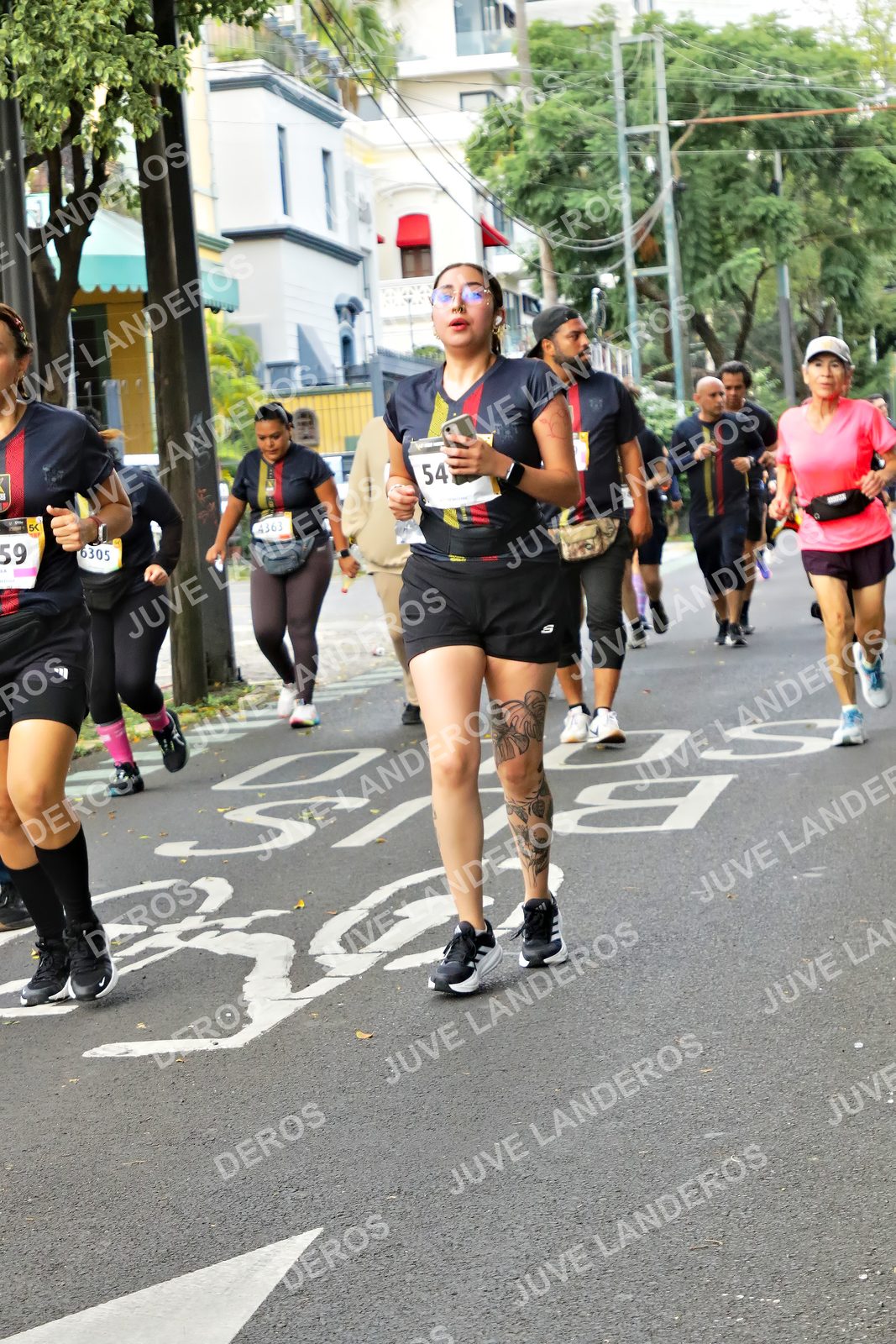 Foto de la X Carrera Leones Negros Red Cola 2026 en Rectoría General de la UdeG, Av. Juárez 976 (meta en Av. Enrique Díaz de León y Pedro Moreno), Guadalajara a las 07:17 · dorsal 54, 59, 6305, 4363