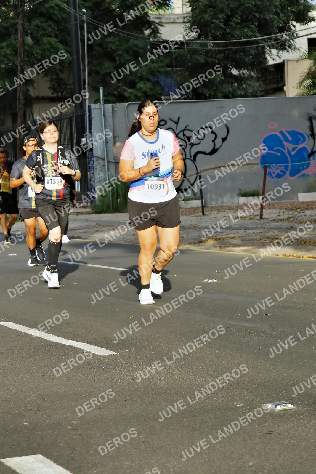 Foto de la X Carrera Leones Negros Red Cola 2026 en Rectoría General de la UdeG, Av. Juárez 976 (meta en Av. Enrique Díaz de León y Pedro Moreno), Guadalajara a las 08:00 · dorsal 10931, 11559